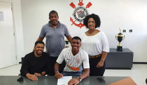 Convocado para a seleção, artilheiro do Corinthians assina primeiro contrato profissional