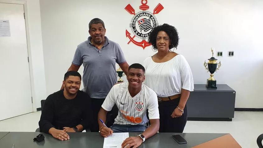Convocado para a seleção, artilheiro do Corinthians assina primeiro contrato profissional