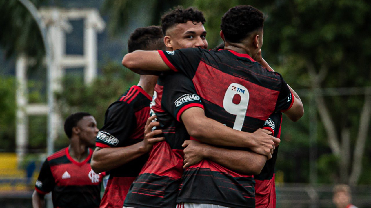 Flamengo goleia Internacional e assume ponta do Grupo B do Brasileirão sub-17