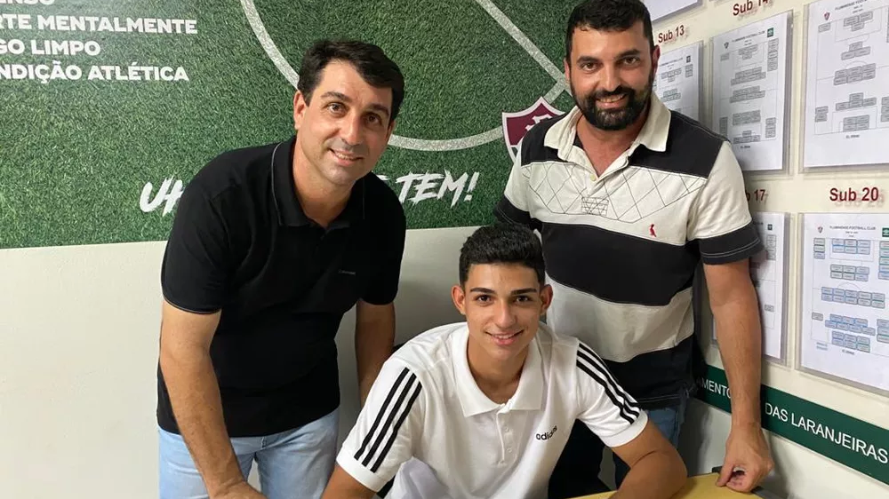 Fluminense assina primeiro contrato profissional com artilheiro de 16 anos