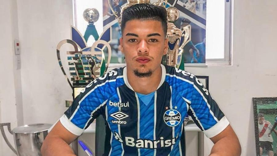 Campeão sul-americano sub-15 assina primeiro contrato profissional com o Grêmio
