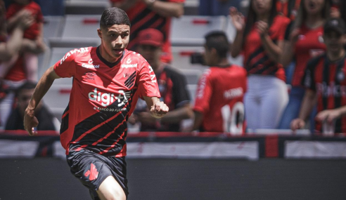 Léo Costa celebra primeiro contrato profissional com o Athletico-PR