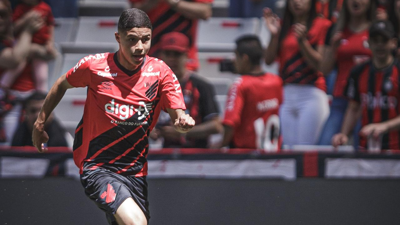 Léo Costa celebra primeiro contrato profissional com o Athletico-PR