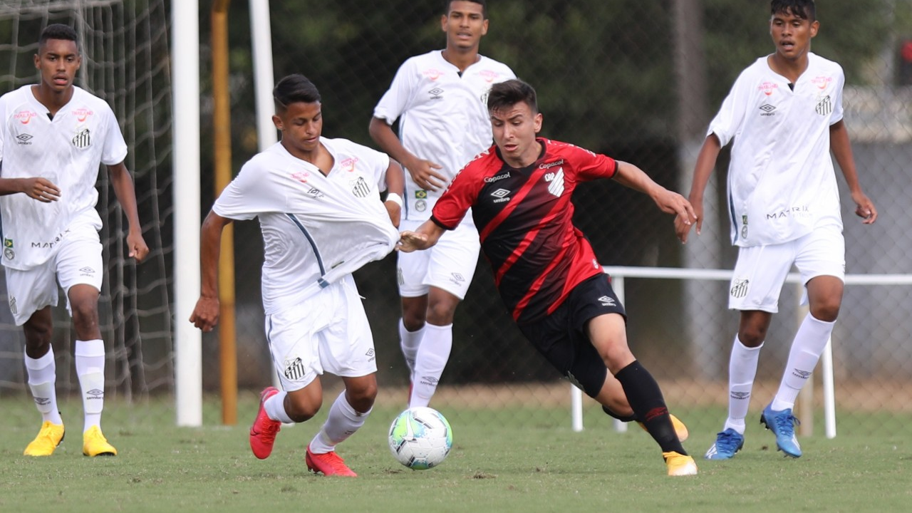 De virada, Santos vence Athletico-PR e assume a liderança do grupo no Brasileirão sub-17