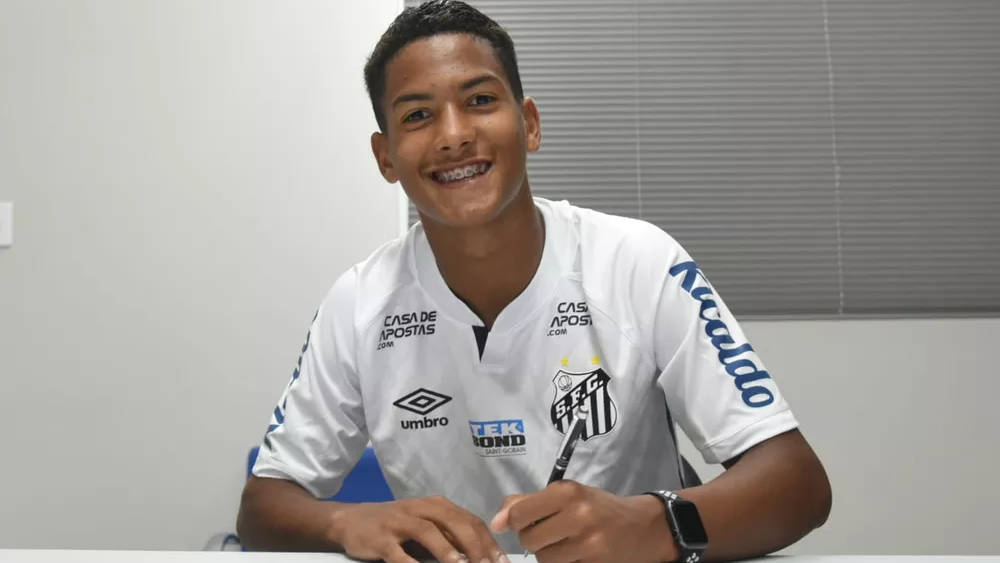 Santos assina pré-contrato com Ângelo e renova com outra promessa