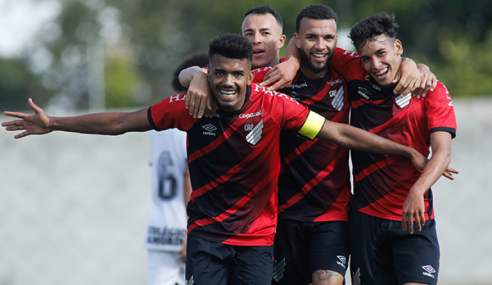 Athletico-PR goleia líder Corinthians e dorme em terceiro no Brasileirão sub-20