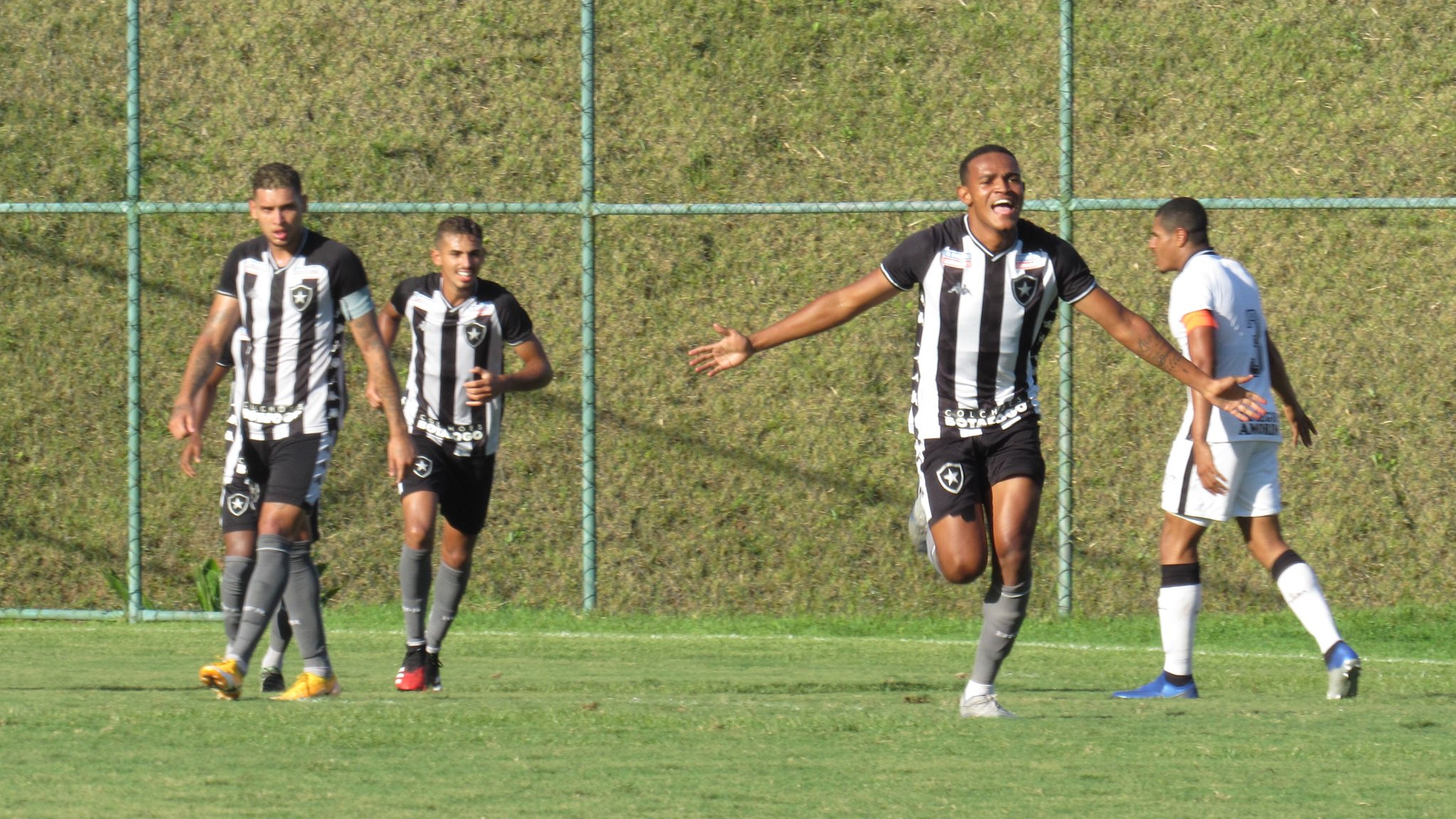 Botafogo vence líder Corinthians e se consolida no G-8 do Brasileirão Sub-20