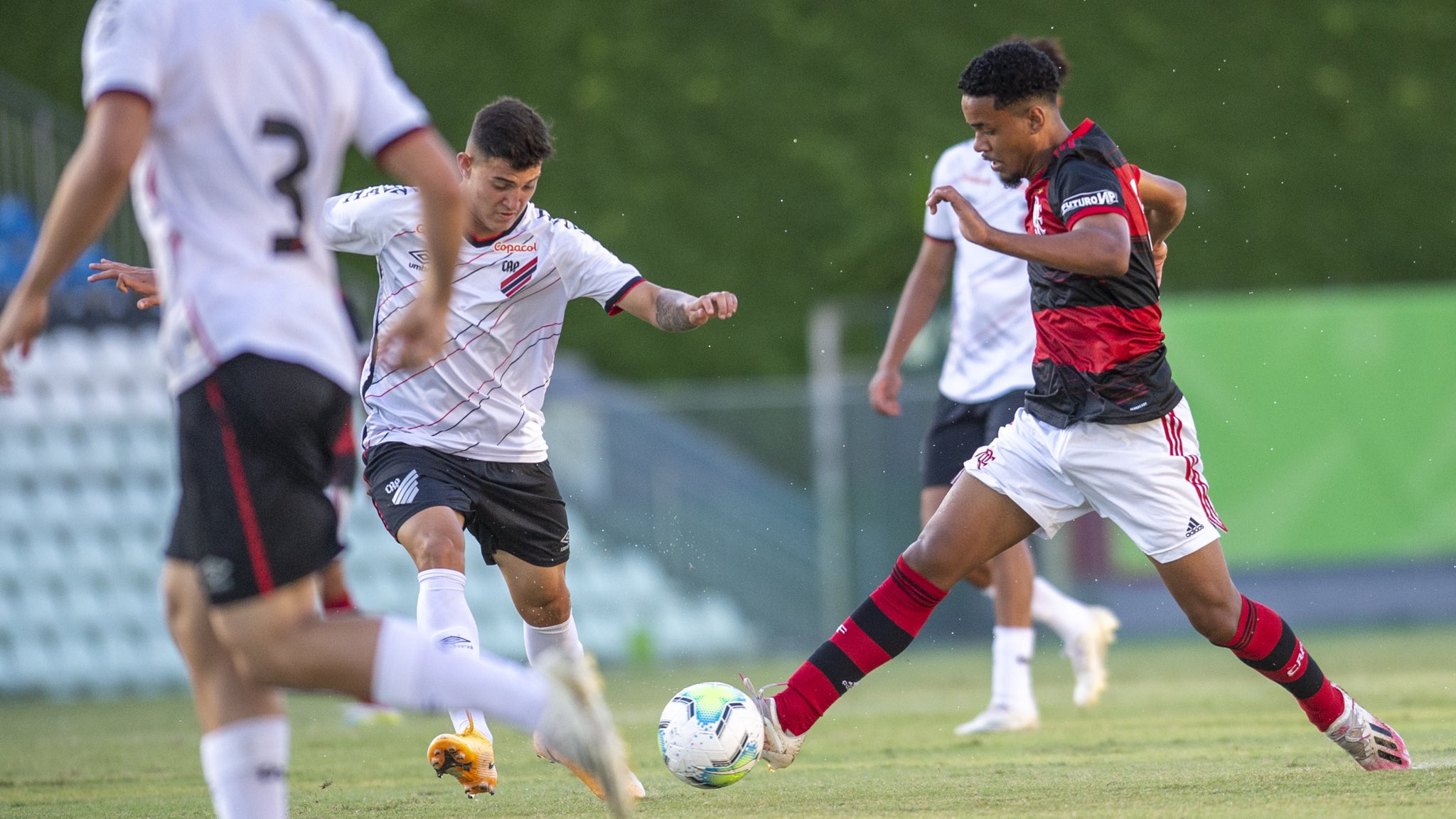 Flamengo e Athletico-PR empatam jogo de ida das semifinais do Brasileirão Sub-17