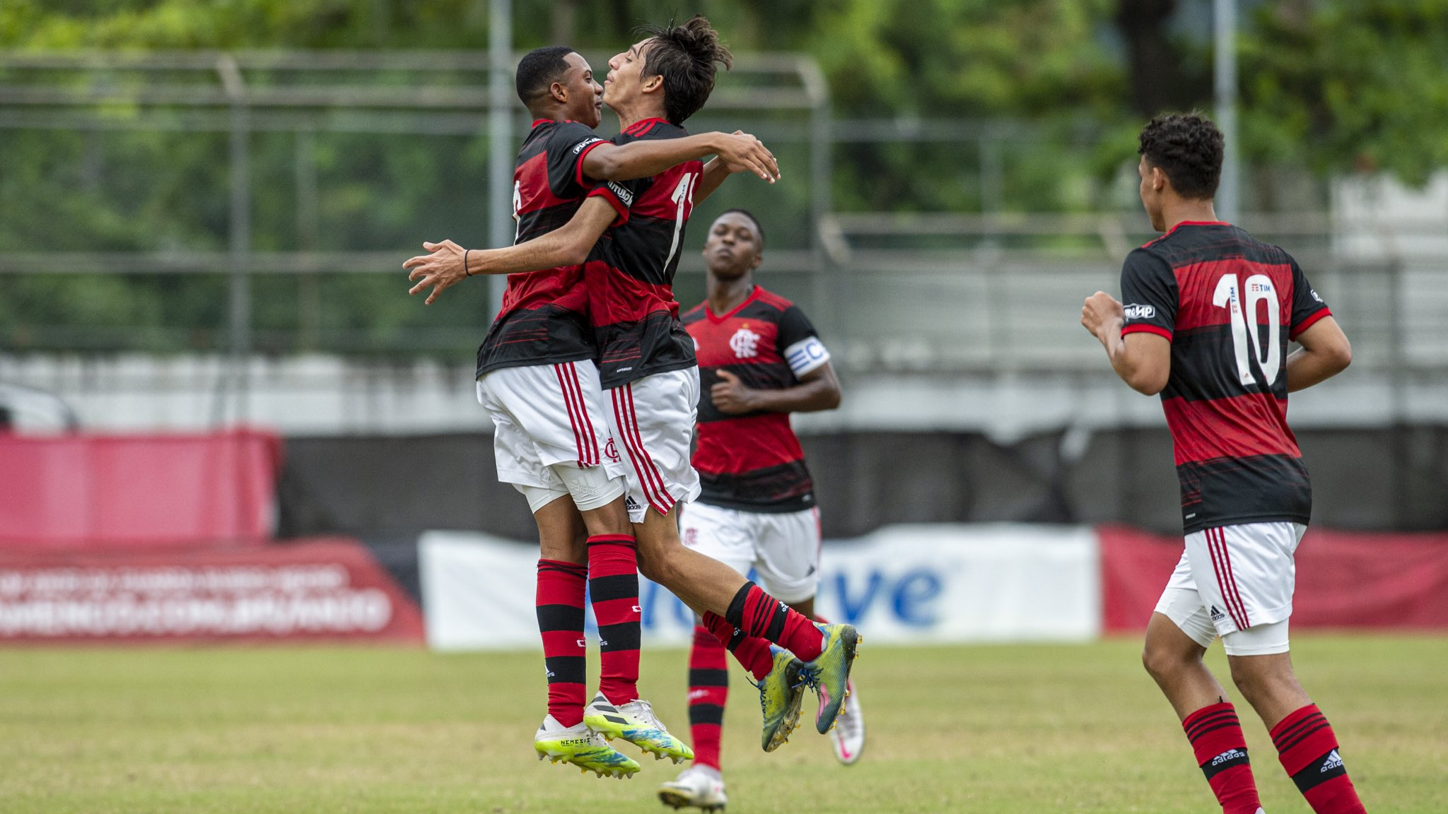 Flamengo bate Santos e fica com última vaga do grupo nas quartas do Brasileirão sub-17