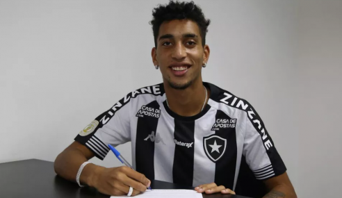 Botafogo assina primeiro contrato profissional com Kauê, volante da seleção brasileira