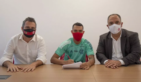 Flamengo renova contrato com o lateral-direito Matheuzinho