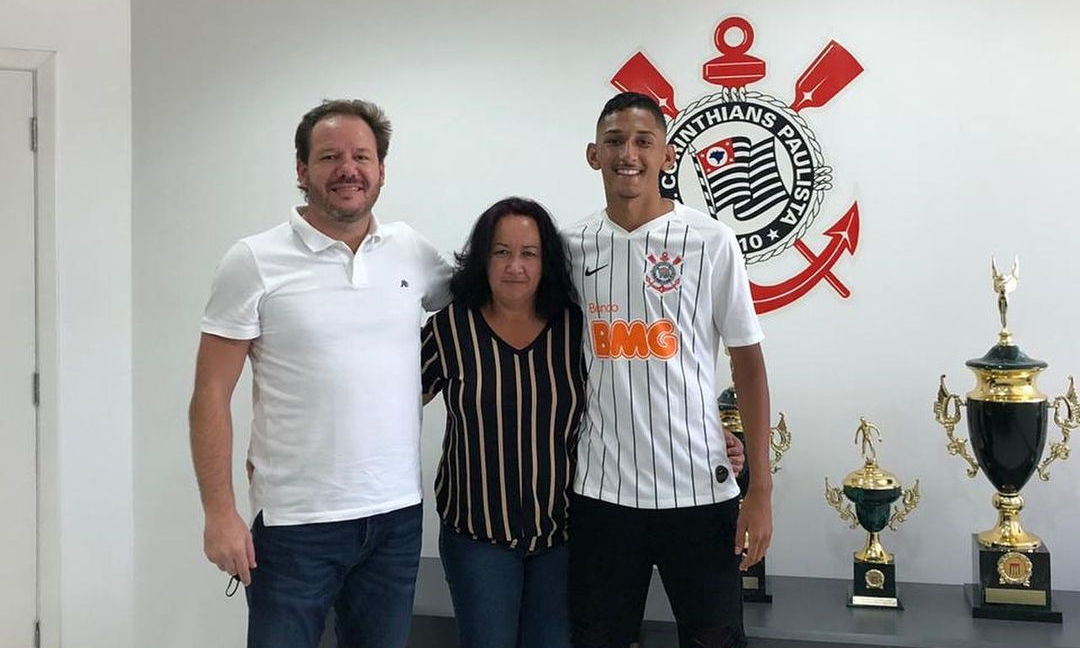 Corinthians assina primeiro contrato profissional com zagueiro do sub-17
