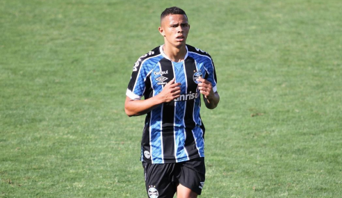 Grêmio oficializa renovação com lateral-direito Vanderson