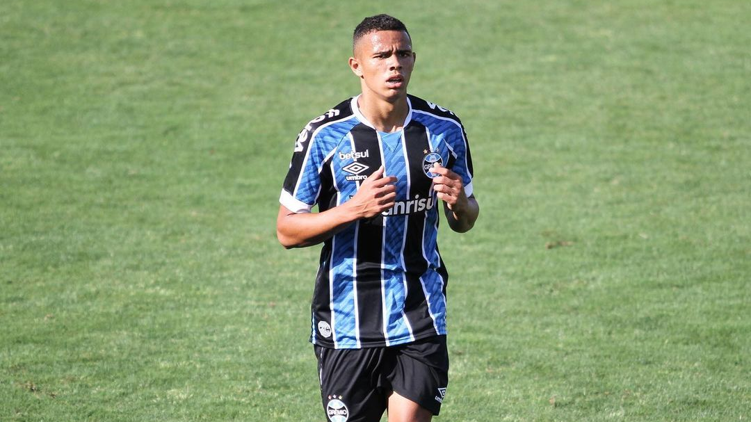 Grêmio oficializa renovação com lateral-direito Vanderson