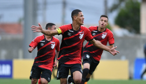 Athletico-PR decide no segundo tempo, bate Flamengo e vai à final do Brasileirão Sub-17