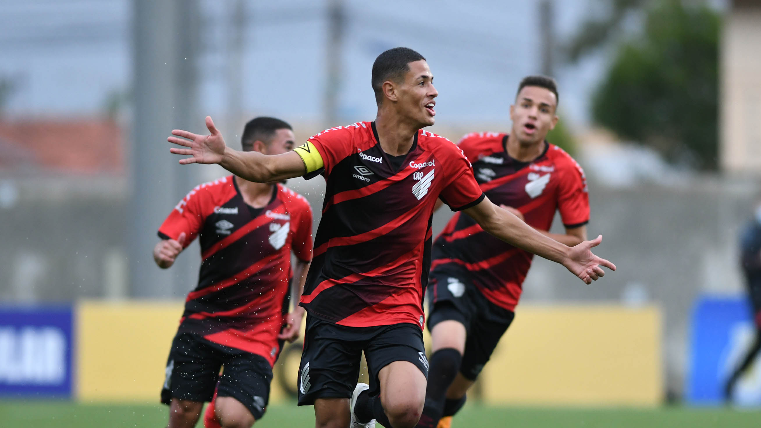Athletico-PR decide no segundo tempo, bate Flamengo e vai à final do Brasileirão Sub-17