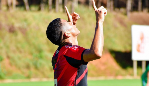 Athletico-PR aproveita expulsão de goleiro e arranca empate com a Chapecoense pelo Brasileirão Sub-20