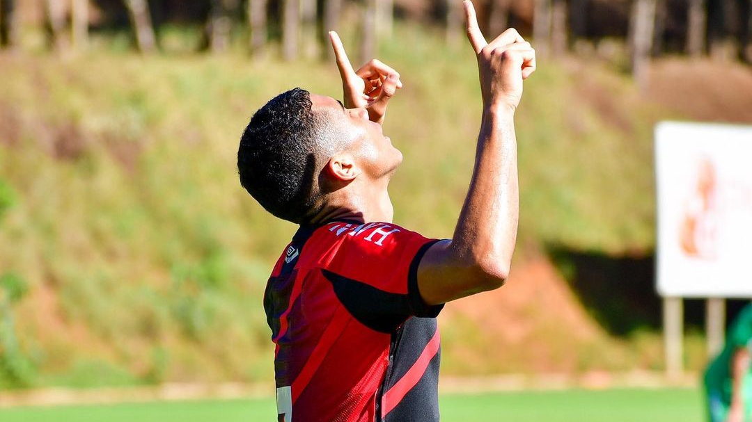 Athletico-PR aproveita expulsão de goleiro e arranca empate com a Chapecoense pelo Brasileirão Sub-20