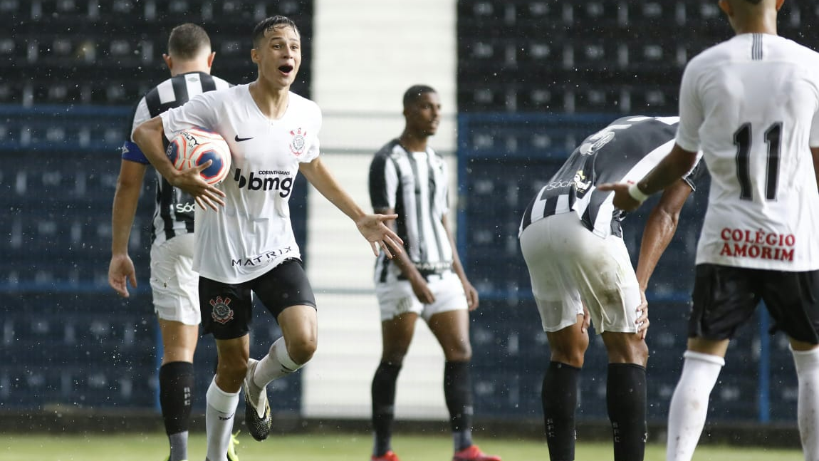Corinthians aproveita expulsão, vence Santos e vai à final do Paulistão Sub-20