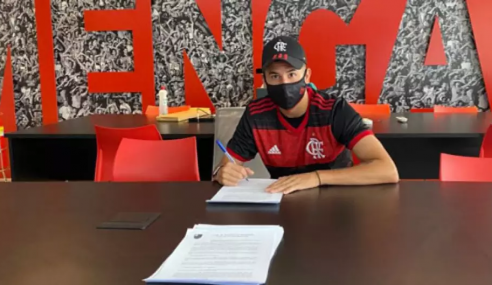 Flamengo assina primeiro contrato profissional com meia do sub-17