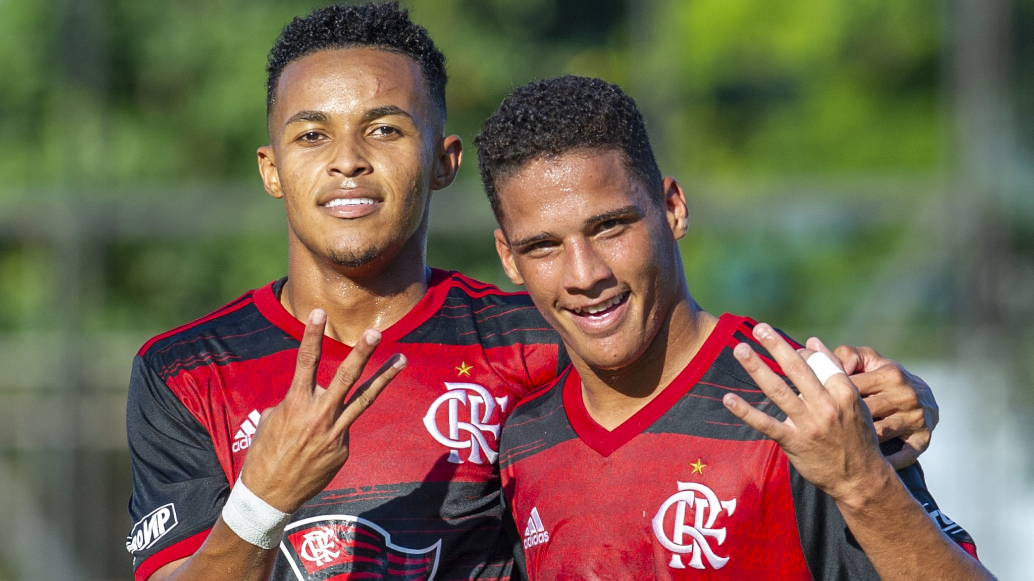 Lázaro faz três e coloca Flamengo nas quartas de final do Brasileirão Sub-20