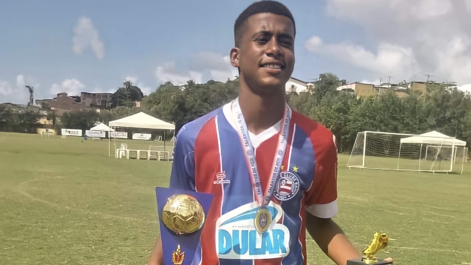 Com apoio da família e exemplo do irmão, Gabriel Amaral surge como esperança de gols na base do Bahia