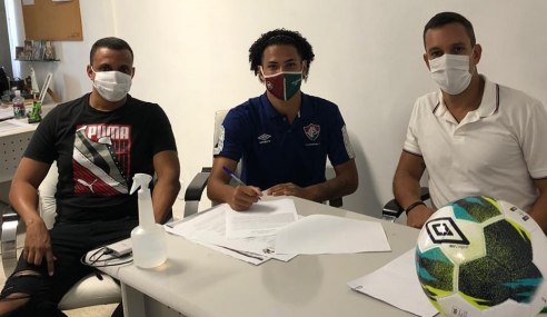 Fluminense firma novos vínculos com duas promessas da base