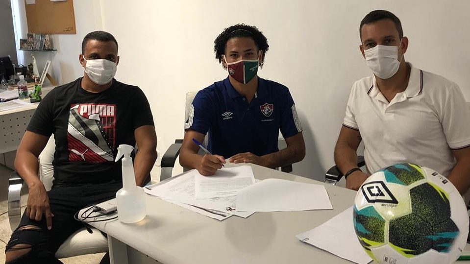 Fluminense firma novos vínculos com duas promessas da base
