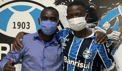 Haitiano de 15 anos assina contrato de formação com o Grêmio
