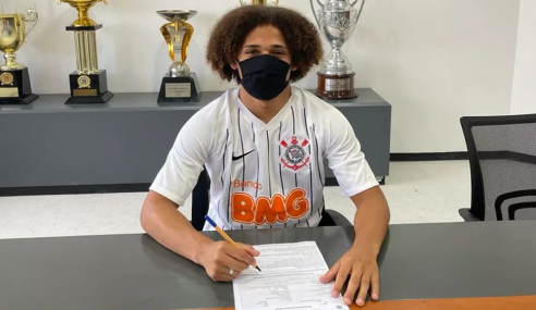 Corinthians assina primeiro contrato profissional com lateral do sub-17