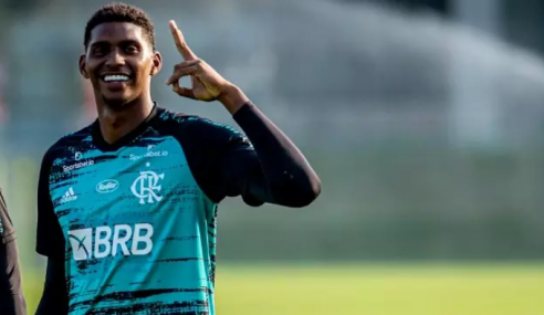 Flamengo renova contrato com goleiro Hugo Souza