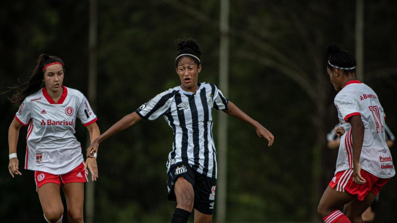 Mari Zanella pega dois pênaltis, Inter elimina Santos e vai à final do Brasileirão Feminino Sub-16
