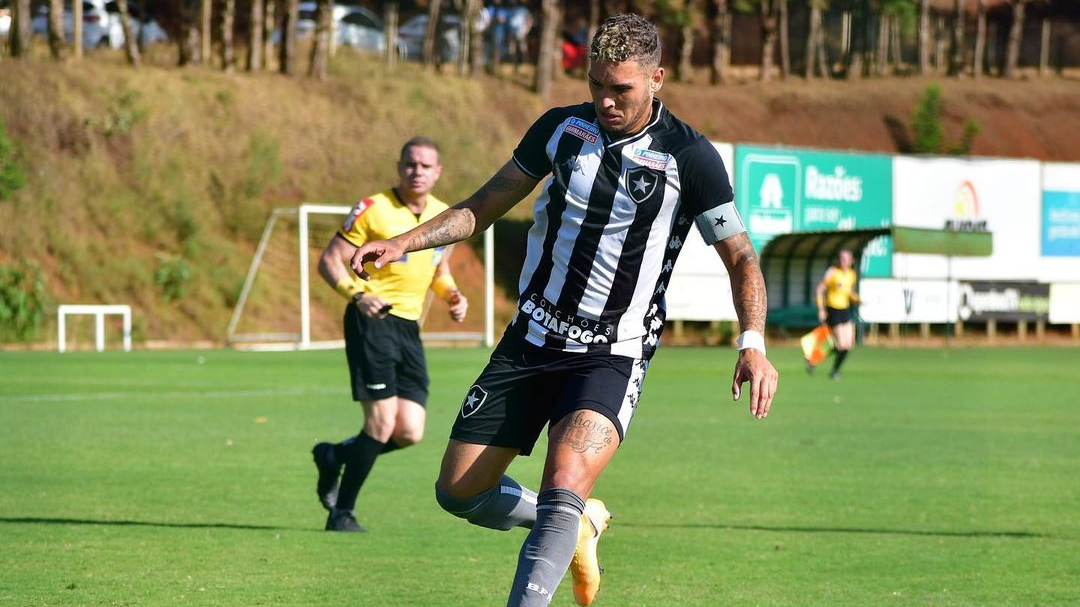 Três jovens do time sub-20 treinam com elenco principal do Botafogo