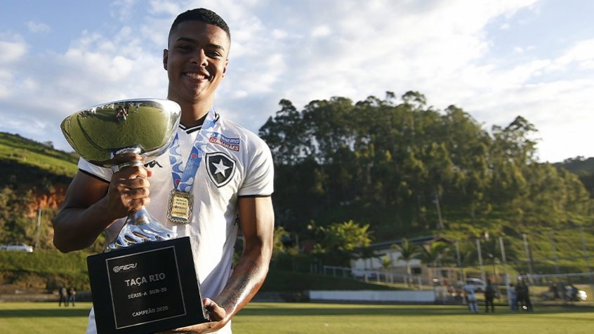Botafogo assina primeiro contrato profissional com zagueiro do sub-20