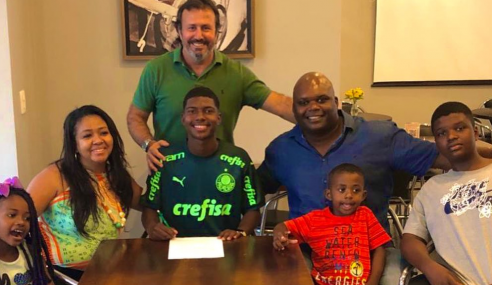 Palmeiras firma primeiros contratos profissionais com destaques do sub-17