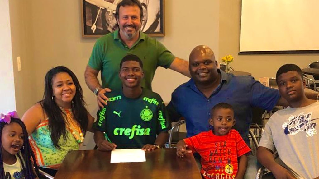 Palmeiras firma primeiros contratos profissionais com destaques do sub-17