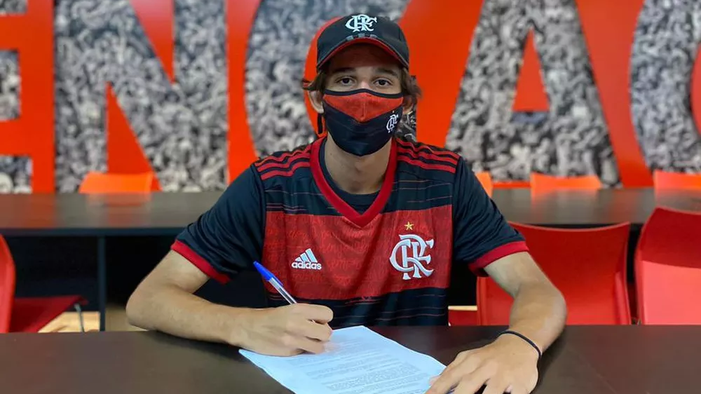 Flamengo firma contrato profissional com artilheiro do sub-17