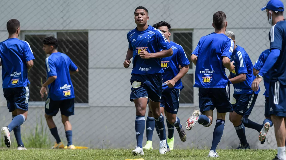 Com 44 atletas, Cruzeiro retoma treinos do sub-20; clube pode sofrer com contratos irregulares