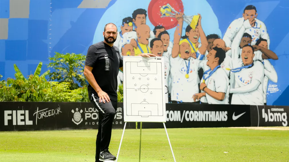 Corinthians anuncia ex-meia Danilo como técnico do sub-23