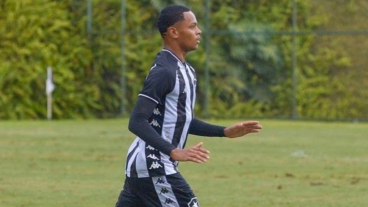 Botafogo assina com promessa e renova com dois atletas do sub-20