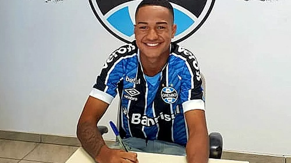 Grêmio assina primeiros contratos profissionais com atacante e lateral de 16 anos