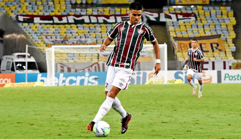 Fluminense promove atacante e renova com volante que já treina com o profissional