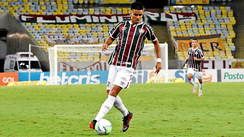 Fluminense promove atacante e renova com volante que já treina com o profissional
