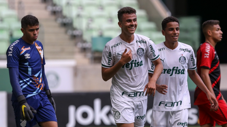 Palmeiras vence Athletico-PR e larga em vantagem nas ...