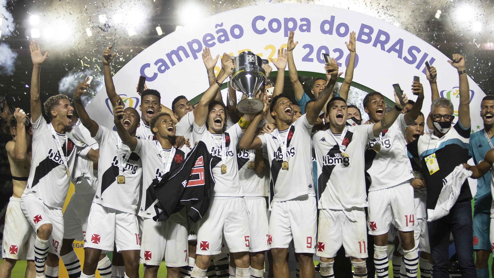 Vasco leva virada do Bahia, mas empata nos acréscimos e conquista Copa do Brasil Sub-20