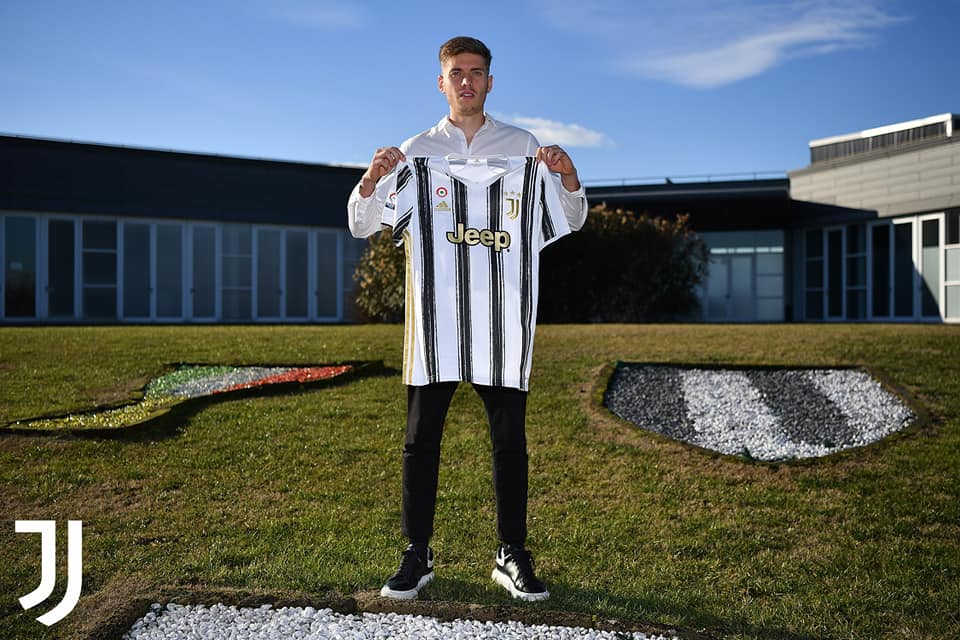 Juventus-ITA apresenta jovem zagueiro que pertencia ao Pro Vercelli-ITA