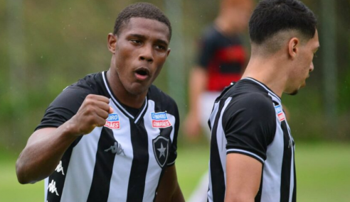 Após um mês sem contrato, atacante renova com o Botafogo
