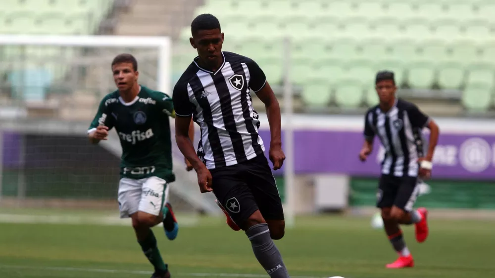 Botafogo negocia contrato profissional com atacante alvo de clubes europeus