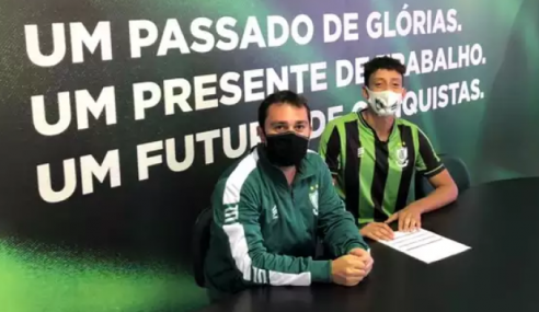 Zagueiro promovido ao sub-20 assina contrato profissional com o América-MG