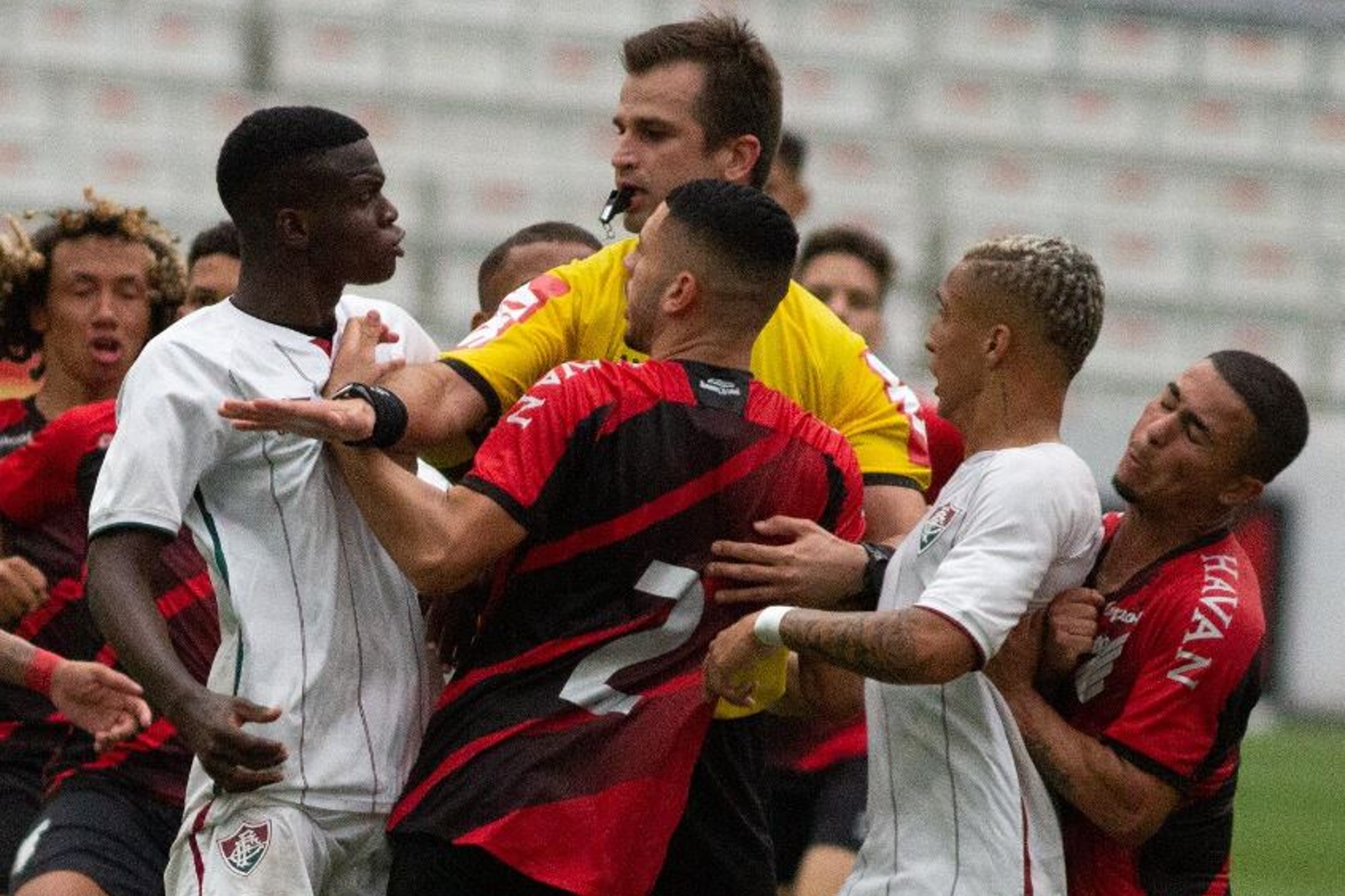 Atletas de Fluminense e Athletico-PR são punidos por confronto na final do Brasileirão Sub-17